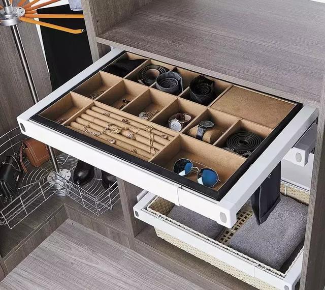 做好卧室衣柜收纳分区规划，衣柜容量变大，再多衣服都能装下