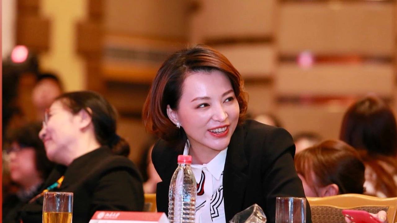 央视一姐董卿每月工资曝光，说出来，吃瓜群众：不敢信自己的眼睛