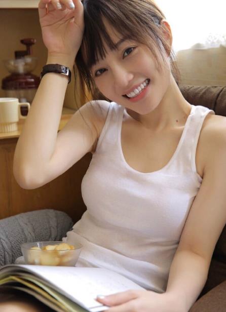 李小璐早年写真曝光，穿“无痕吊带”似初恋，比奶茶妹妹还清纯！