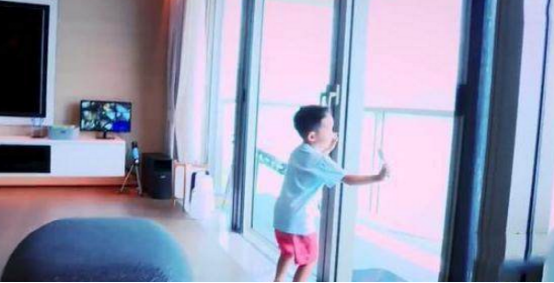 晒陈小春住的豪宅，在香港住价值过亿的房子，如今过上富豪生活了