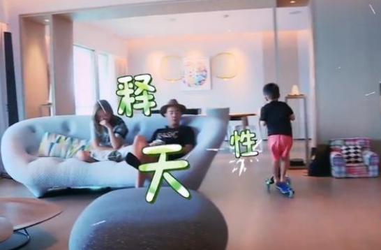 带你参观陈小春的家，对儿子表面严肃实则温馨，儿童房堆满了玩具