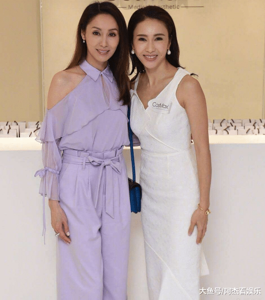 47岁的黎姿和53岁的关咏荷合影,一个成功逆袭90后,一个却满肉毒