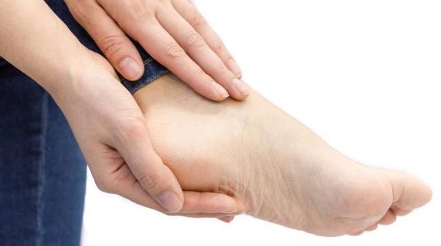 脑梗最爱3类人群，医生提醒：身体3处发麻，多半脑梗要来，早做CT