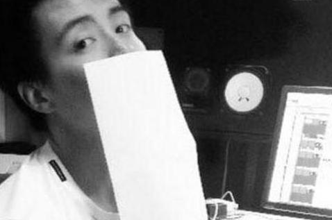 带你参观马天宇住的豪宅，客厅摆放超多杂物，家里平时就没怎么住