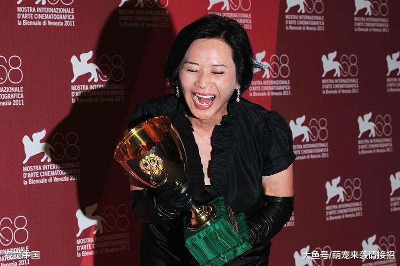 18岁嫁知名演员, 71岁曝光被儿子骗尽家产, 刘德华叫她干妈!