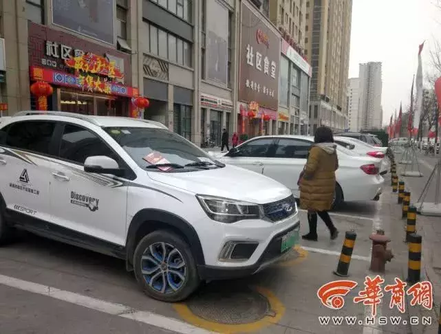 西安名京九合院小区楼下空地变停车场 还不是物业收费？