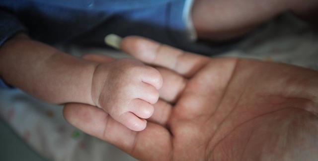 顺利产下四胞胎，全家欣喜若狂，看到宝宝性别时，爸爸更高兴了