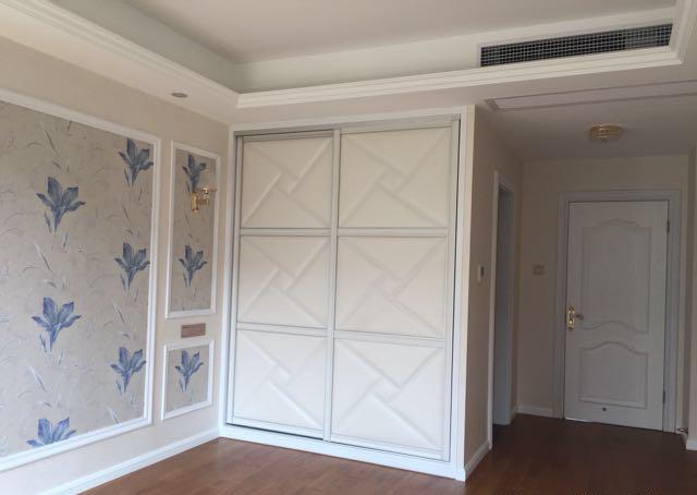 装上灯新房硬装终于结束，朋友都夸地砖很漂亮，我却觉壁纸上档次