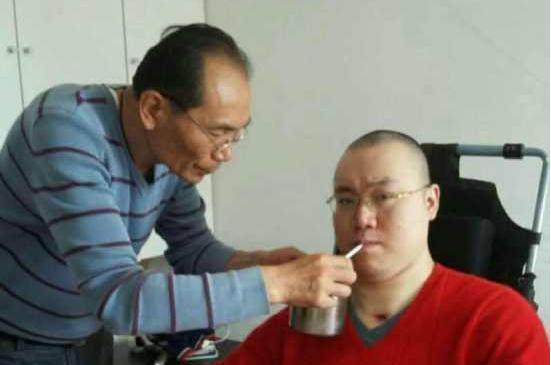 男排国手瘫痪12年，母妻改嫁，探望最多是郎平，征婚数月无人问津