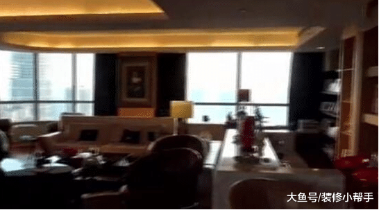 小品大师宋丹丹现实的家，房子装修很文艺，木质地板真好看