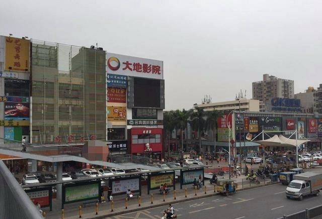 石岩是深圳房租最便宜的地方之一，电梯房二室一厅才900块