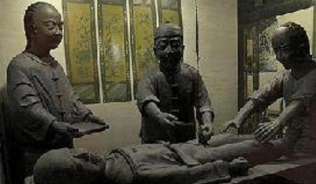 太监是怎么上厕所的，蹲着还是站着，都不是，比常人要艰难的多