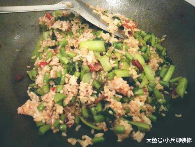 晒晒我在深圳700的出租房，墙上掉白灰，厕所在厨房里，做饭总串味！