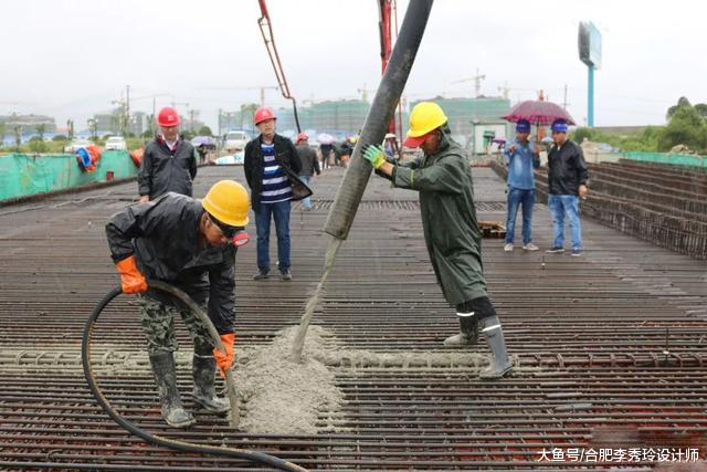现浇楼板开裂，师傅却说我小题大做，不用处理，抹层水泥盖住就行