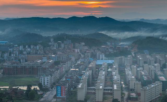 满城皆房, 遍地在建, 房子竟然令人百思不得其解地越盖越少了?