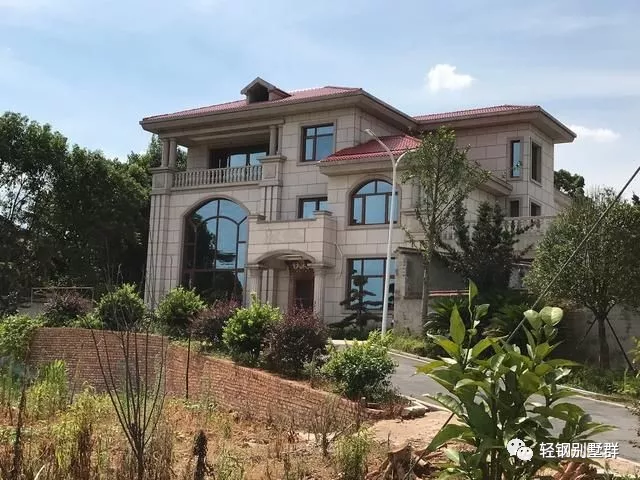 你还在存钱买房吗？有钱人全跑乡下自己建房了！
