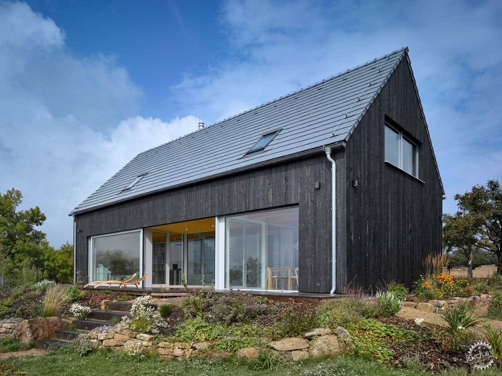 这是一座冬季花园里的山顶小屋