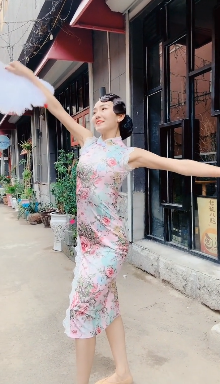 旗袍配古典舞，别有一番风姿