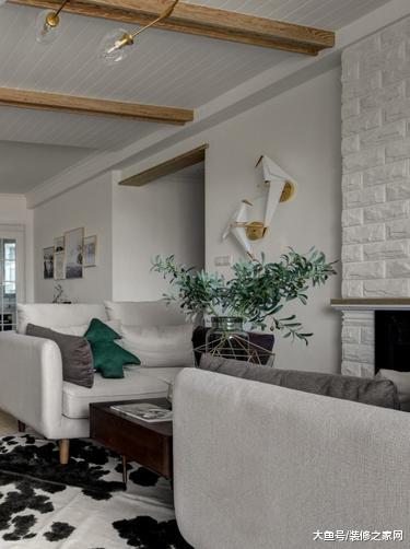 之前被当做库房的屋子，改造后大变身，阳台上还能扎秋千