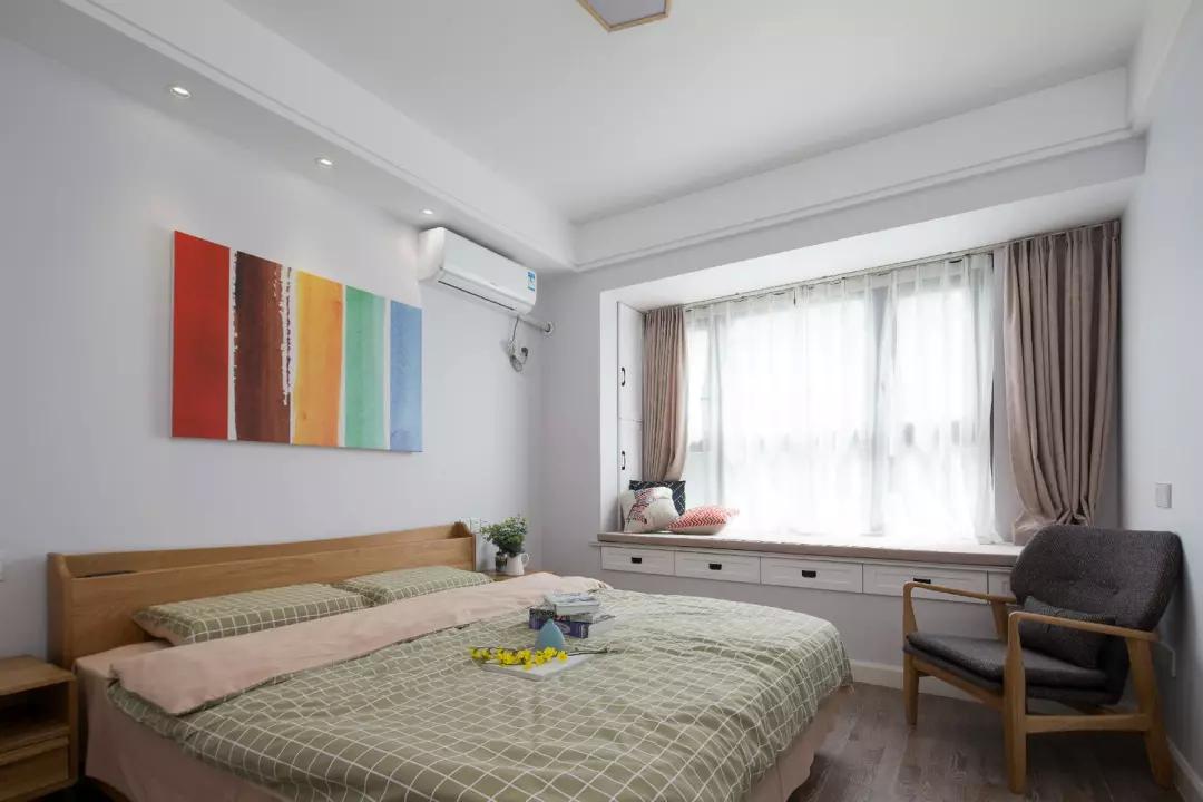 精致北欧小户型装修图，跳跃性色彩的点缀，使得空间活泼又和谐