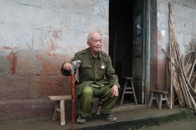 穴位|为什么老人常说,睡觉不能“头朝东脚朝西”?原来真有科学依据