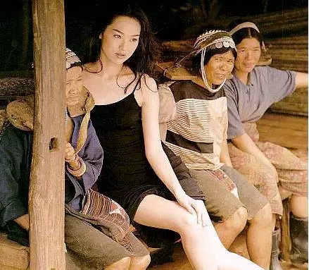 她也玩完了！陪富商裸睡，一连被爆4个男友，原来都是假清纯