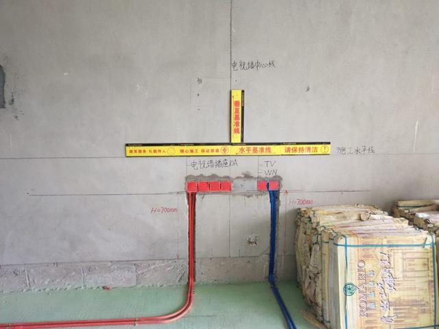 老师傅说水电铺得整齐除了美观以外, 没啥实际用处, 用还料特别多