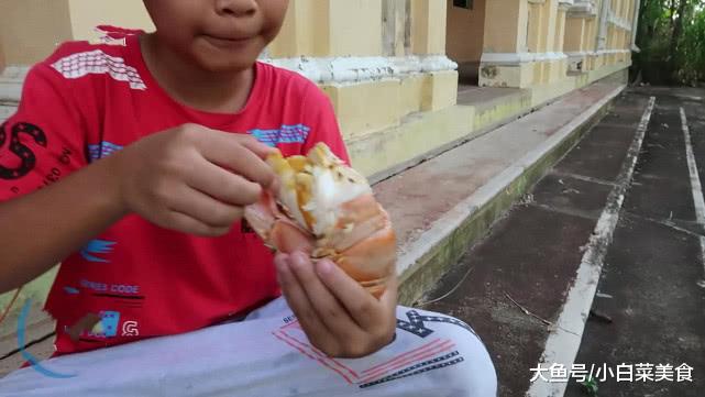 老爸给孩子送午餐，送了只2斤多的龙虾，掰开全是肉，这老爸太壕