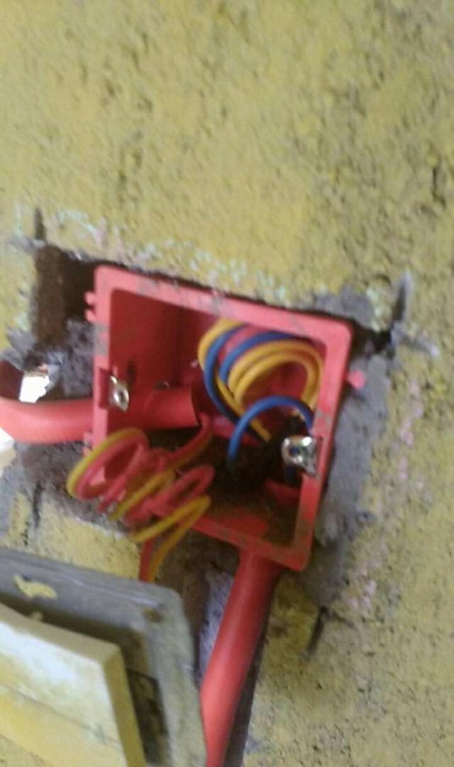 『』电工穿完线之后，为啥把电线绕2圈再接开关？弄明白了才不会被坑