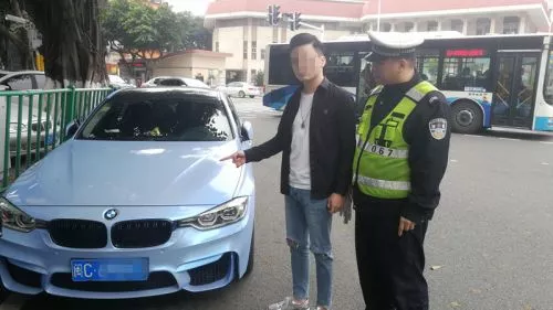 泉州田安路：宝马男突然倒车引发事故