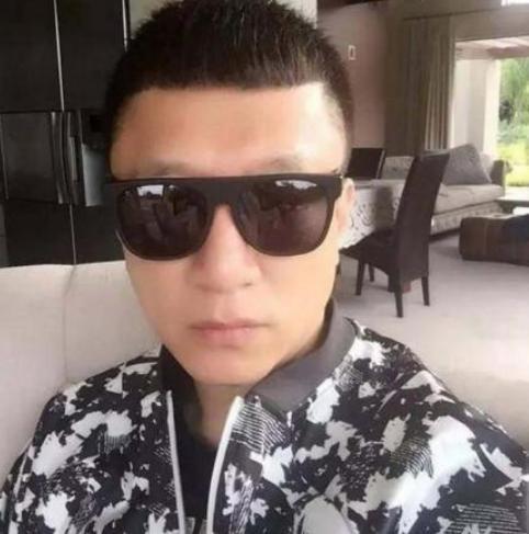 孫紅雷曬出自己的豪宅，樓梯都是大理石設計，還經常在家玩自拍