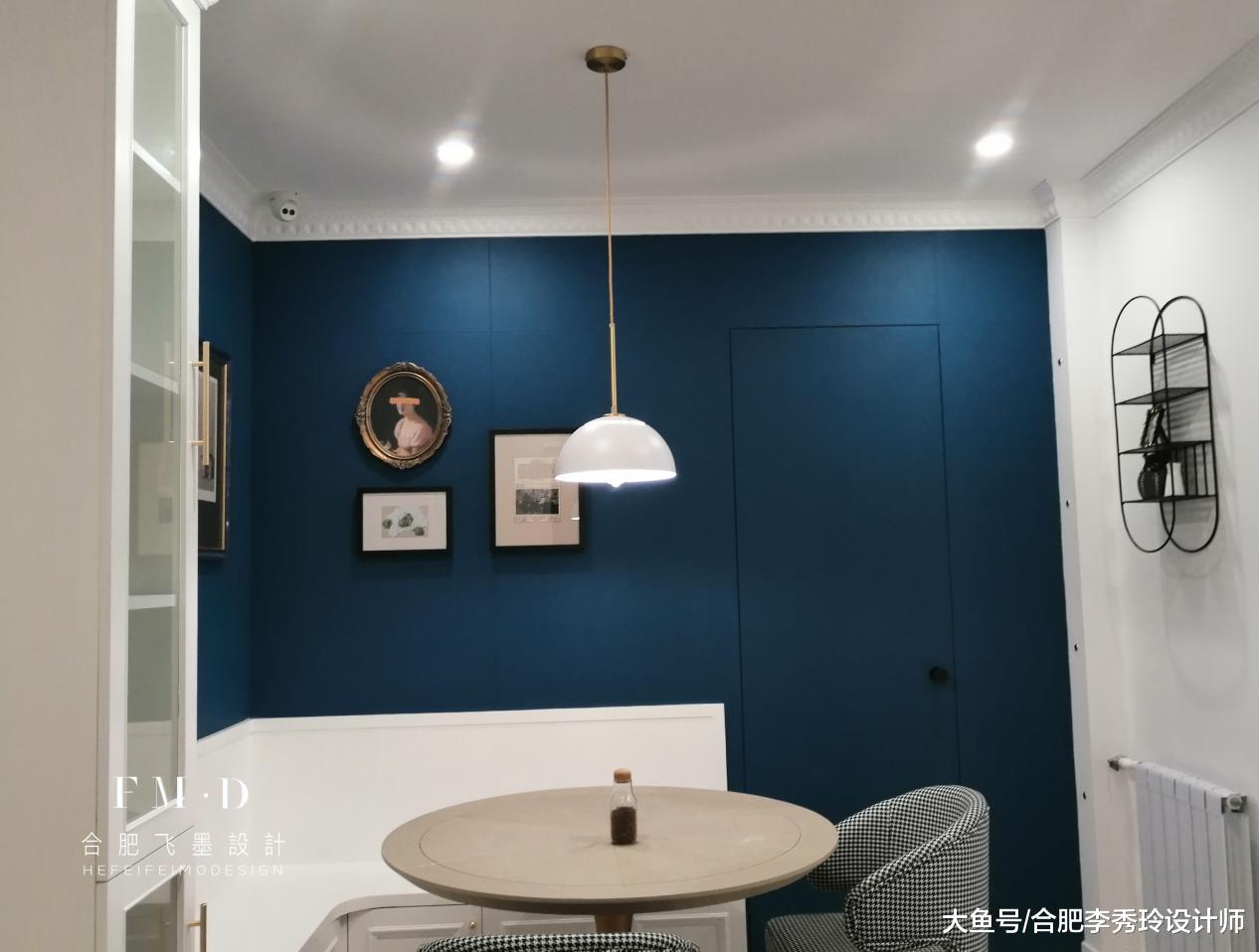 一不做二不休，延伸餐厅卡座打造到顶展示柜，隔而不断，贼妙！