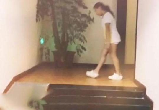 带你看看宋晓峰一家住的豪宅，跟农民房没区别，装修品味很＂土＂