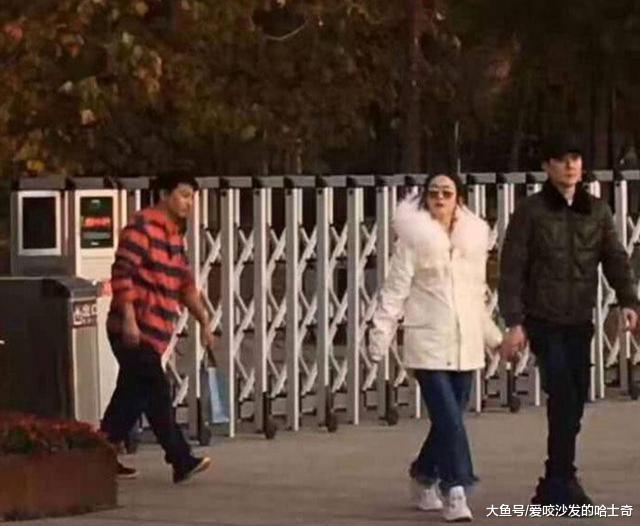 赵丽颖冯绍峰吃火锅被偶遇，一顿饭600多块惹争议，网友评论炸了