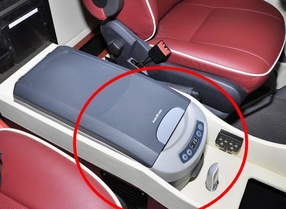 三伏天暴晒：汽车里千万别放这几样东西，很容易毁车，拍照大家看看