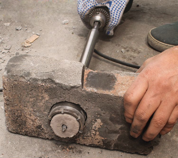 到国外出差才晓得，电线早已不用埋墙里，看人家这样安排，长知识