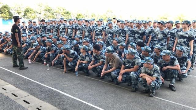 解放军退伍前的最后一顿饭吃什么？几乎每个士兵都是含着泪吃下