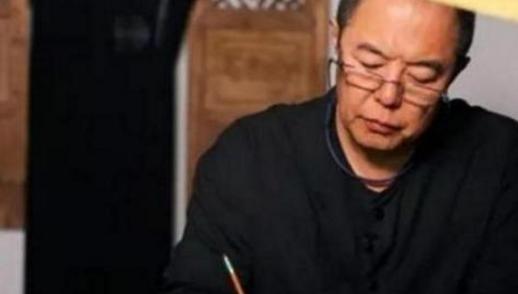 ?晒晒张铁林住的豪宅，家里收藏了超多古玩字画，装修太豪华了