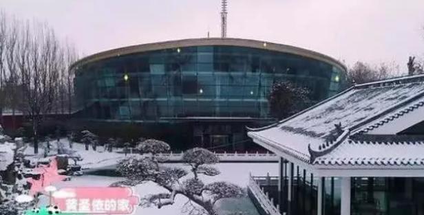 带你参观黄圣依的豪宅，房子仿照故宫而建，院子还有仿古式建筑