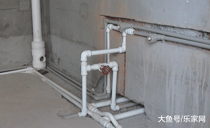 卫生间水管走明管好还是暗管好? 后悔没早知道, 差点被坑了!