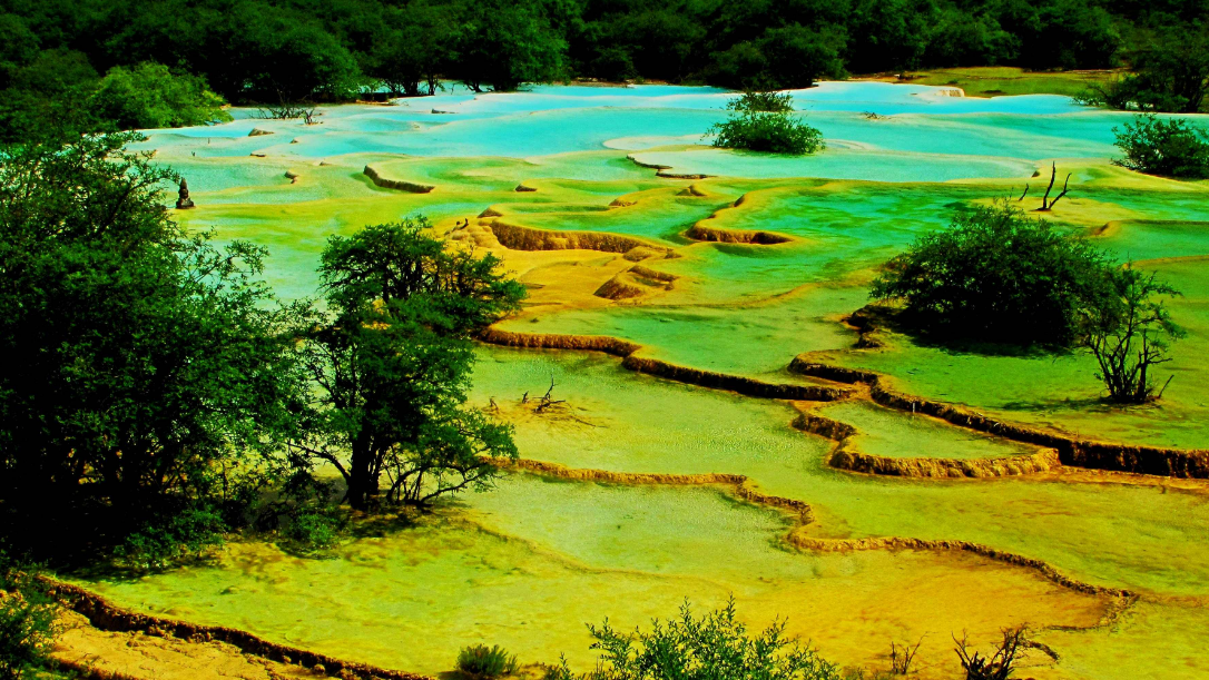 童话世界的天堂，城市里的桃花源，四川黄龙仙气十足