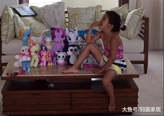 一起參觀牛莉的豪宅，客廳有個超大的落地窗，室外還有大型游泳池