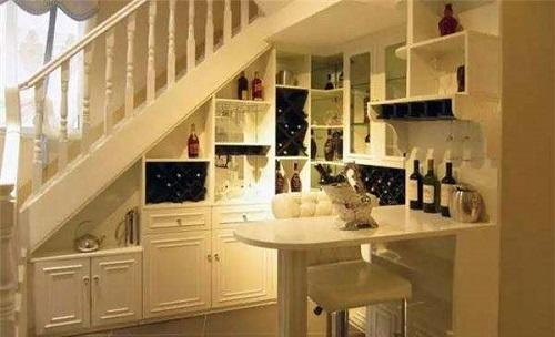 复式楼梯真不错，下面打柜子，墙上也有妙用，会设计就行了