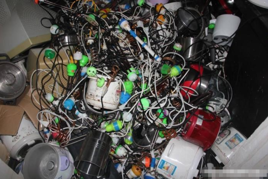 网红仙女宿舍被校方处分关闭, 忘记那年因此丧生的四个女孩了吗?