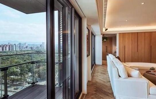 晒晒范玮琪一家人住的豪宅，小区外观看着很破旧，家里装修很时尚