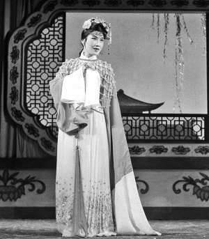 她很多次都面临着毁容的危险,但是她面对困难和恐吓一点都不会退缩!