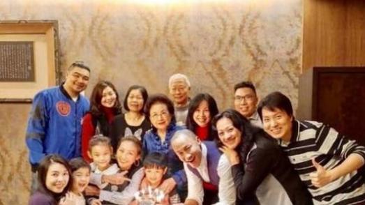 参观何润东住的豪宅，生活中很低调，一家人生活很幸福