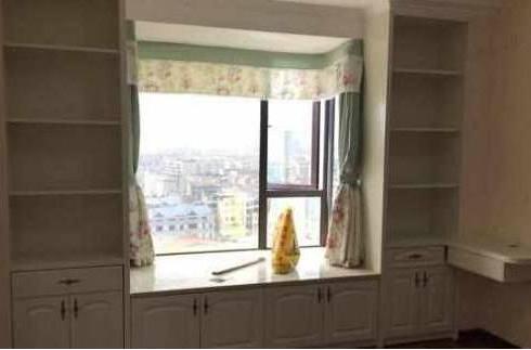 卧室空间不够，老婆突发奇想在飘窗装柜子，晒上小区群都炸开锅