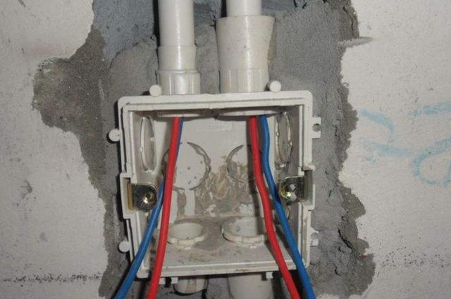 水电布线时，底盒里为什么要绕几圈电线？懂这样做的才是老电工