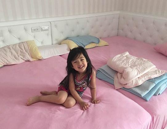 刘畊宏晒出自己的豪宅，飘窗台塞满了玩偶，生活中太宠孩子了